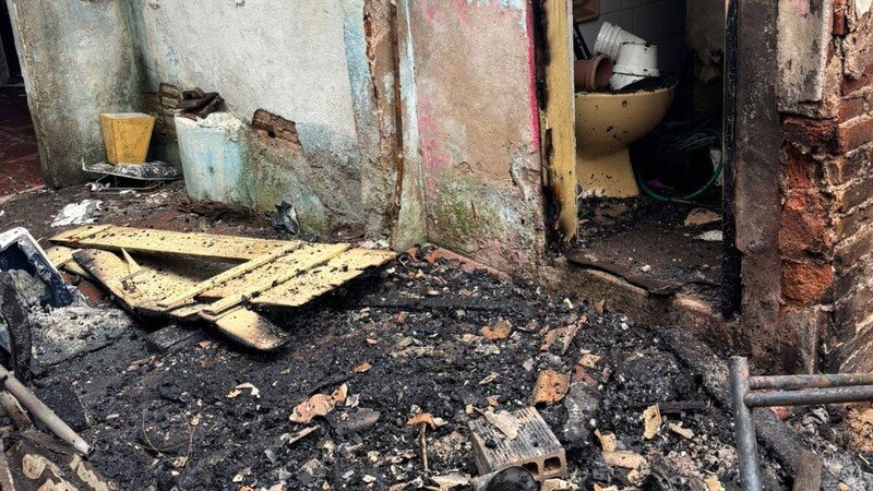 Ajuda para reconstruir a casa da dona Maria