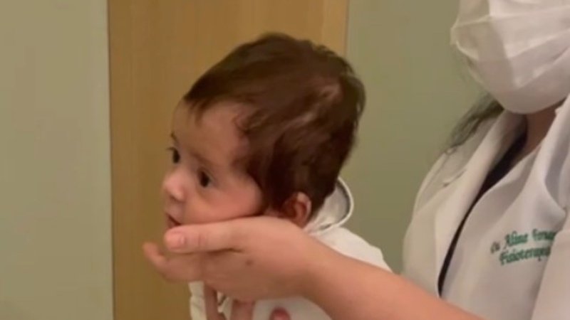 Ajude a Ben a colocar a órtese craniana (capacete)