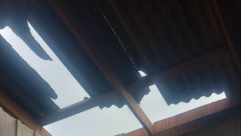 Casa destelhada pelo temporal