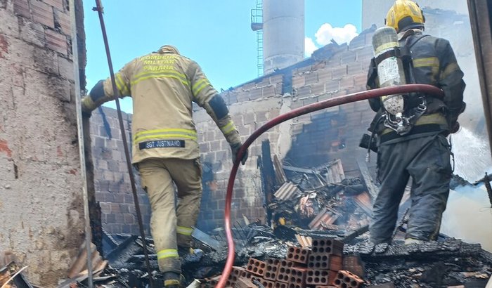 Reconstrucao da-casa-do-tio-nel-destruida-pelo incêndio