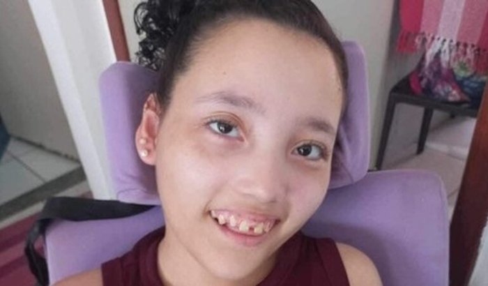 Ajude a Laura e sua mãe que está desempregada,