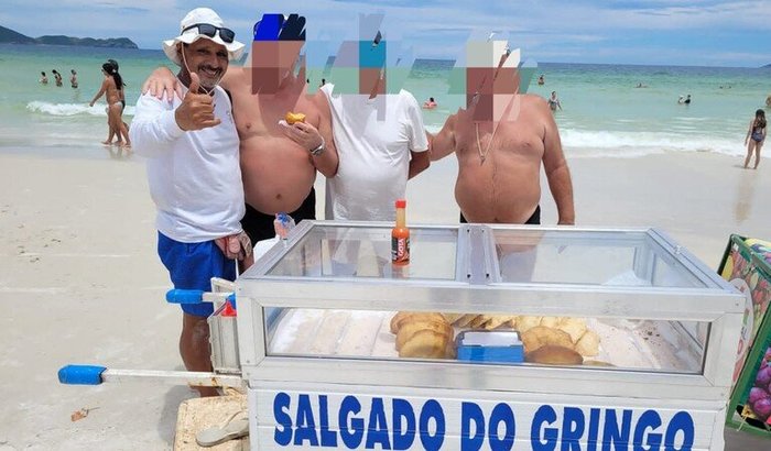 Ajuda a Hector vendedor de salgados na praia