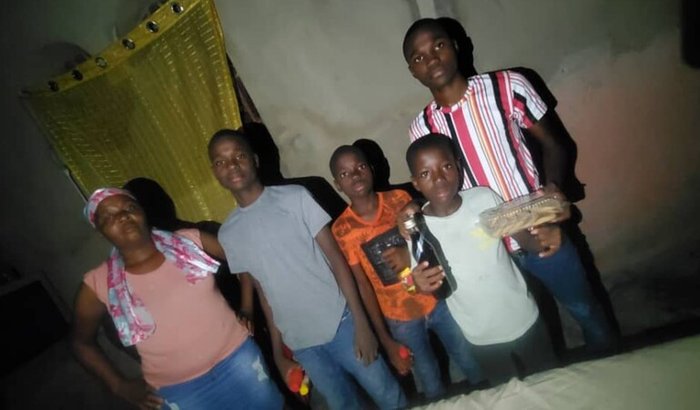 Oito anos longe da família, ajude o Gilbert Simeon.