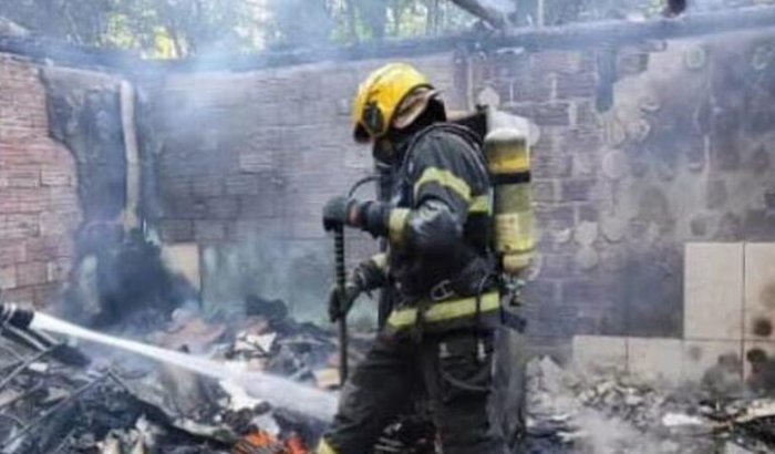 Reconstruir casa destruída por incêndio