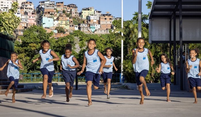 No coração da comunidade, a educação é a sua força: apoie-os !