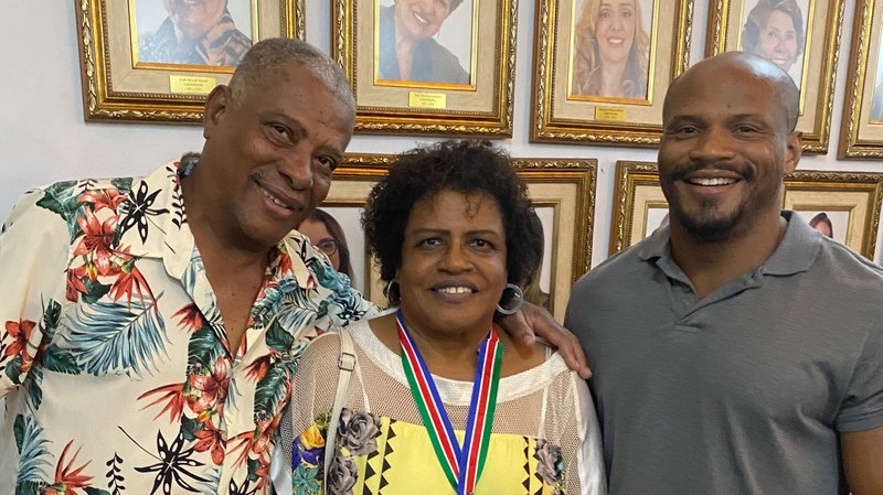 Vanessa e Omar na mobília da casa pós alagamento 