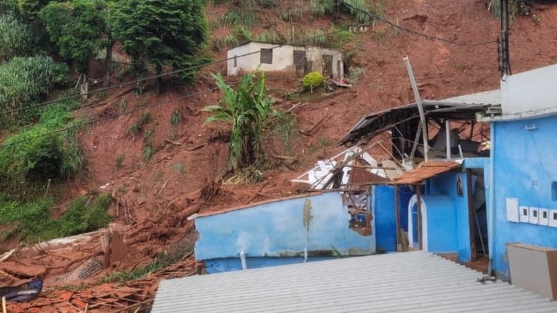 Ajuda a funcionárias vítimas da enchente e deslizamentos 