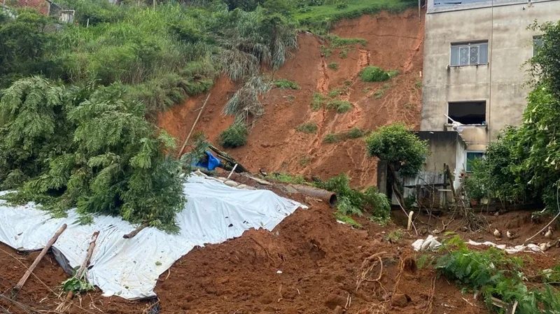 Chuvas em JF levaram casa, mãe e instrumentos de Roger e Piti. Ajude-os a recomeçar com qualquer valor