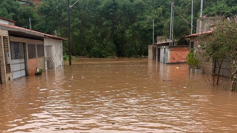 Doação aos moradores afetados pela chuva forte em Divino 