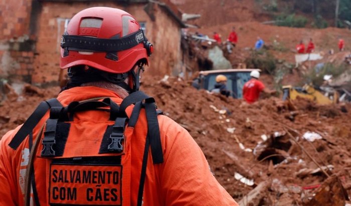 Ajudar famílias de Uba MG