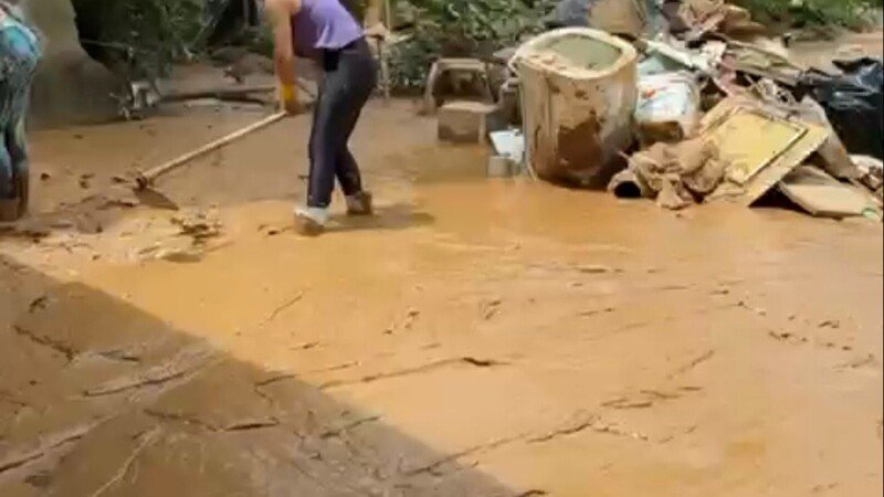 Os pais do Dell perderam tudo nas enchentes. Ajude no recomeço!
