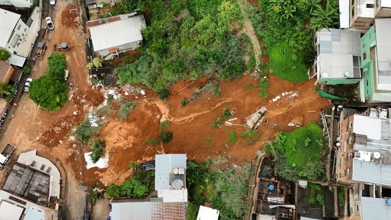Ajudar a Camila reconstruir a vida após desmoronamento em JF