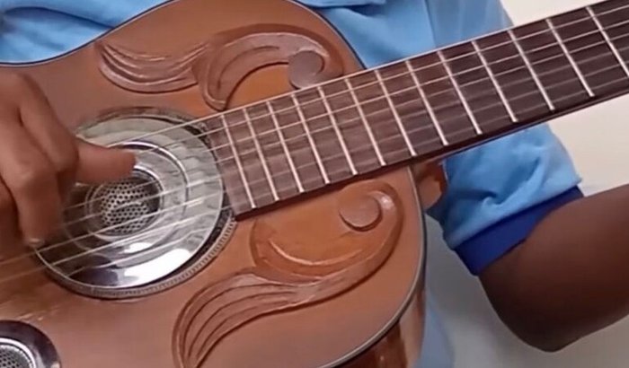 Ajudar Jamilson Barbosa a recuperar o violão danificado
