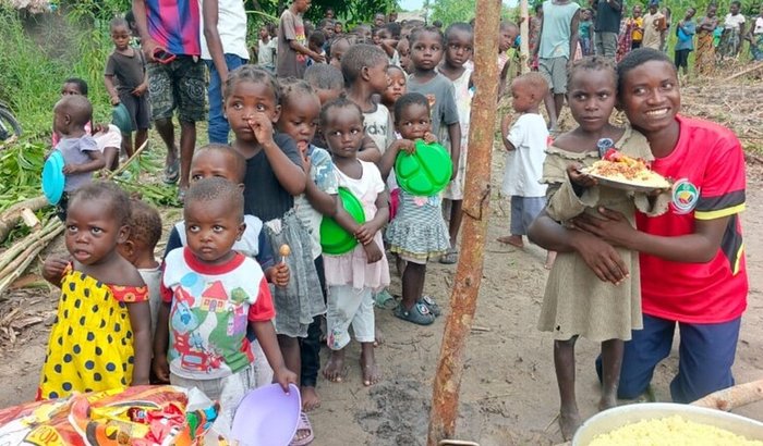 Ajuda para alimentar as crianças em Moçambique