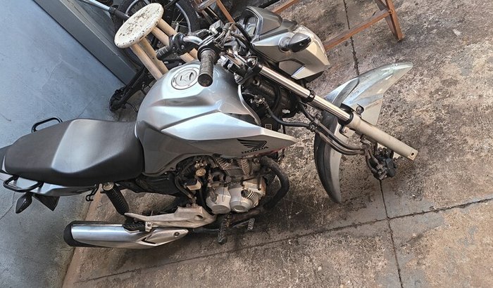 Ajude a Consertar a moto do amigo Pit Bull