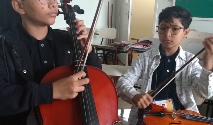 Instrumentos para dois jovens músicos