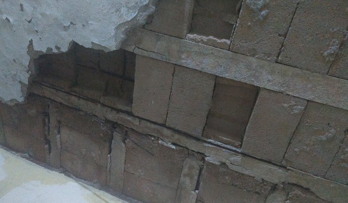 Ajude a reconstruir o teto da cozinha.