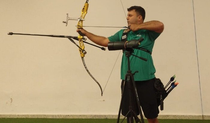 Ajudar paraatleta de tiro com arco adquirir arco para competições