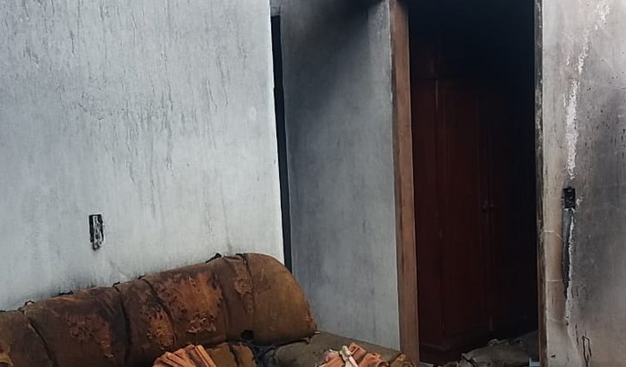 REFORMA DA CASA INCENDIADA DA Sra. ABADIA