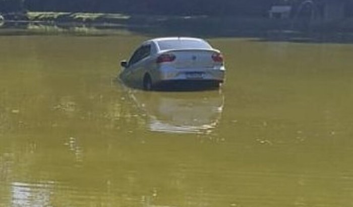 Ajuda pra recuperar carro do Domenique que caiu no lago