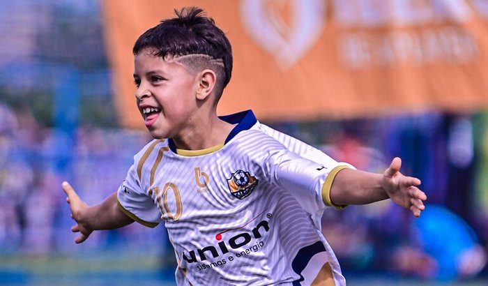 João Pedro, representando o Brasil na Europa! 🇧🇷⚽️