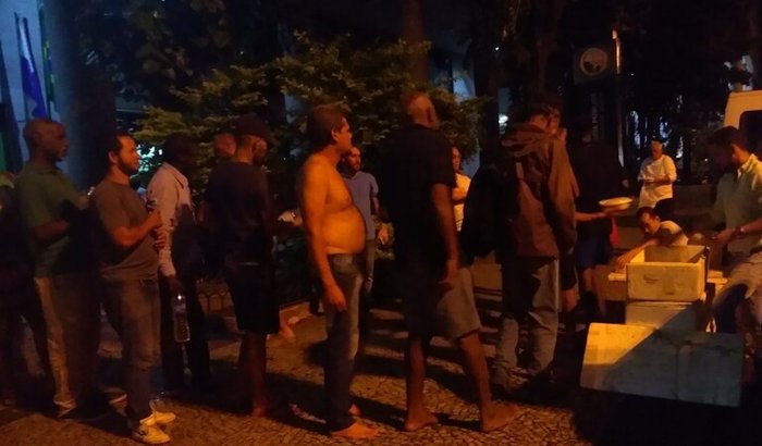 Levar alimentação pra moradores de rua