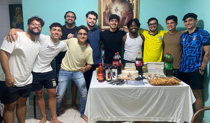 Ajudar no ingresso do acampamento de jovens da igreja