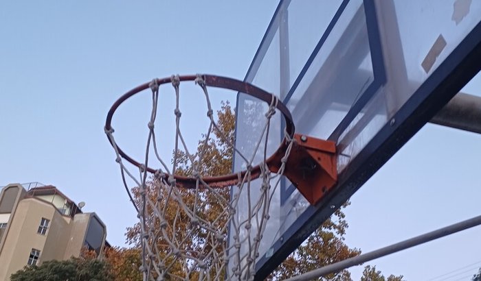 Ajeitar / Arrumar os Aros da quadra de Basquete do Itaimbé! Soldar mãos francesas na estrutura!