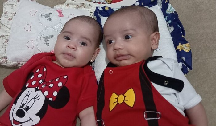 Ajuda no leite, fralda e higiene dos gêmeos Luísa e Bernardo