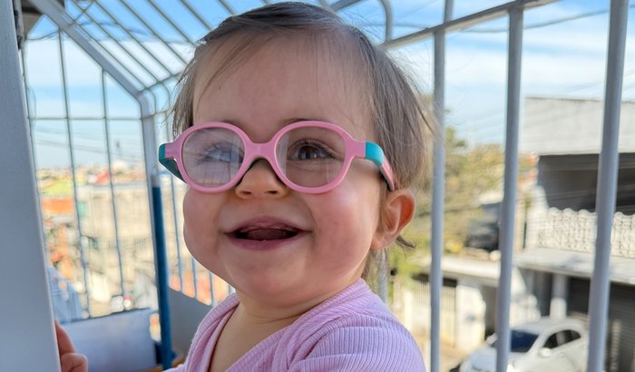 Ajude a Stella a continuar seu desenvolvimento com a fonoaudióloga