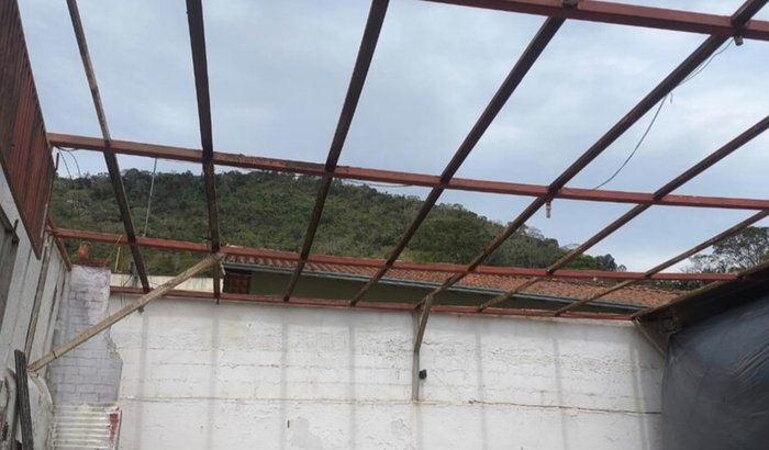 Ajuda para refazer o telhado da vermelho e branco que caiu