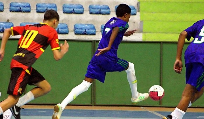 Ajude o Caio a ir para Espanha jogar bola