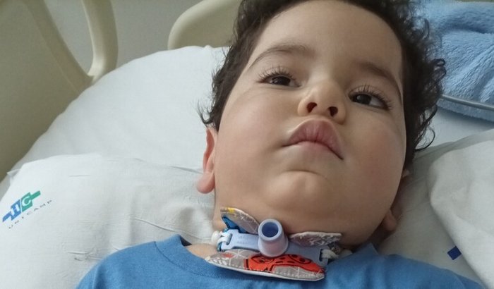 Ajude o pequeno Mikael a comprar sua cadeira de rodas