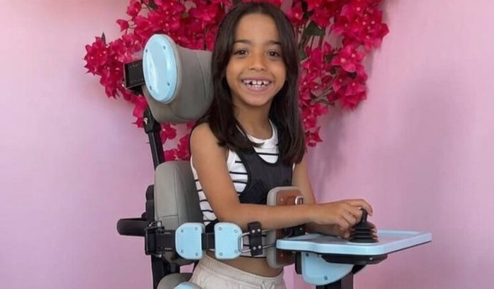 Ajude a Helena a ficar em pé