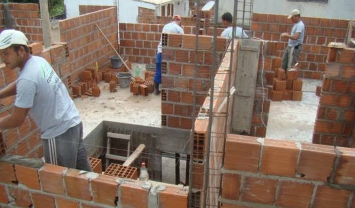 MÃOS NA OBRA