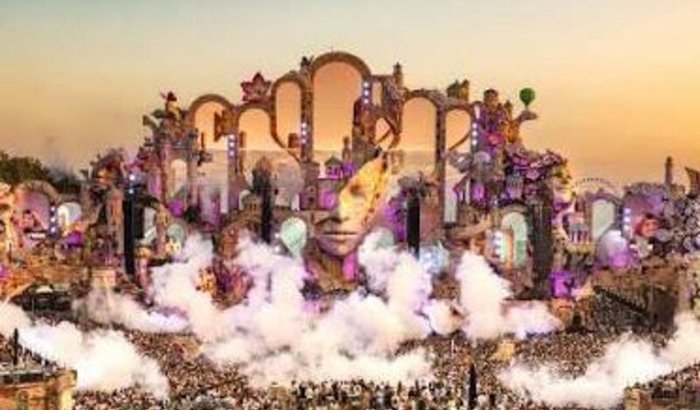 AJUDE CHEGA ATE A TOMORROWLAND