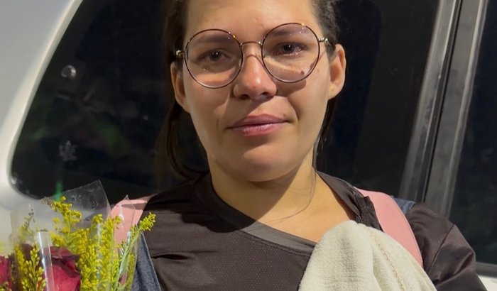 Mãe que vende rosas nas ruas