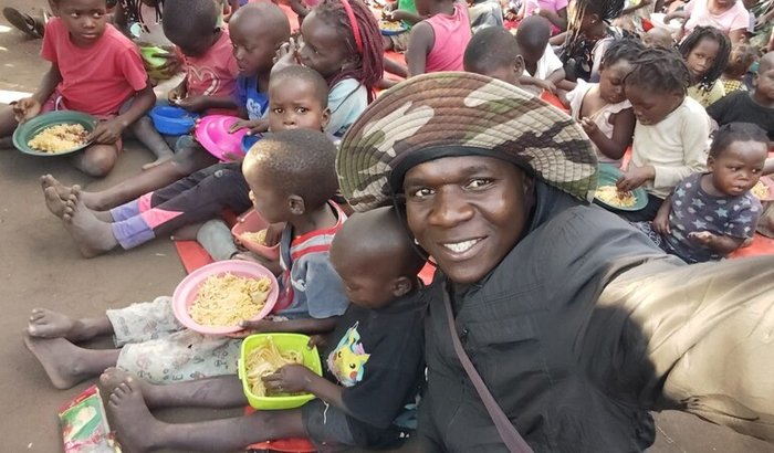Comprar comida para as crianças d África Moçambique