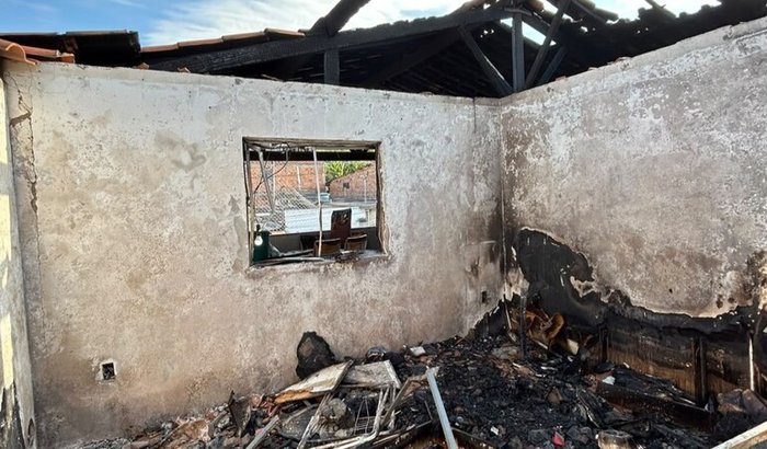 O fogo levou minha casa, mas não a minha esperança.
