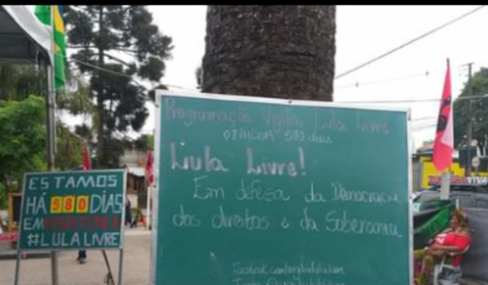 Vigília Lula livre contada em cordel