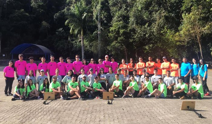 Ajude a Julia a representar o Brasil