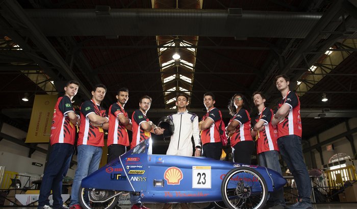 Ajude a equipe Pé Vermelho ir competir pela primeira vez nos EUA