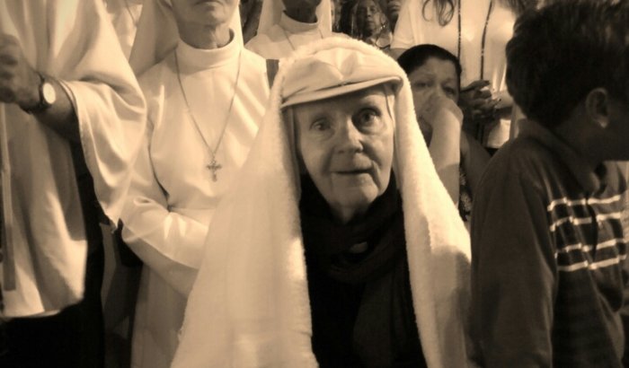Padre Gordon Eugene Baker, 86 anos