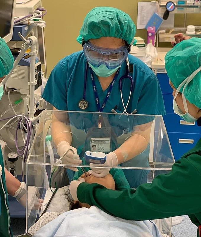 COVID-19 Doação de caixas protetoras para hospitais 