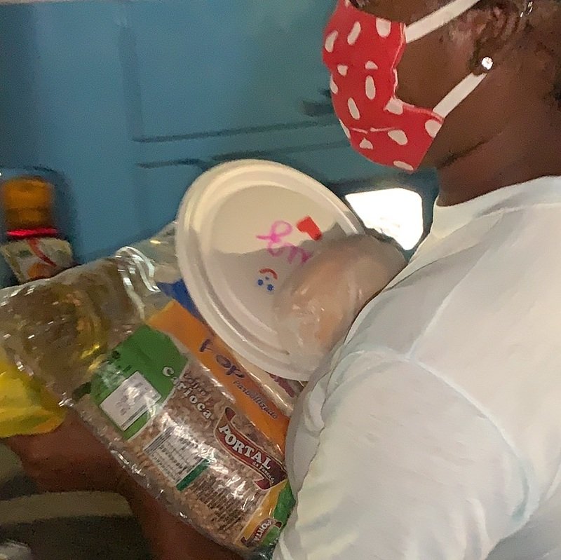 Levando amor em forma de alimento.