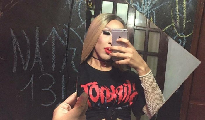 Para ajudar a drag Melanie Cox a recuperar parte do seu material